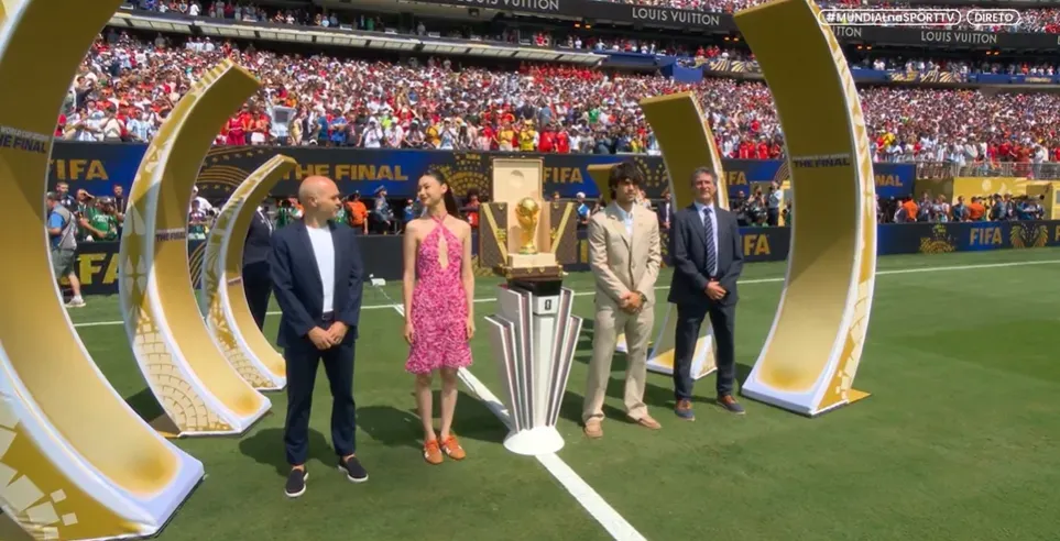Alcaraz, Iniesta e Kempes com o troféu do Mundial